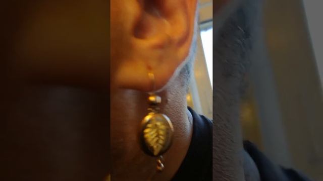 Проколотые уши у мужчины.Висячие серьги "Самовары" смотреть онлайн