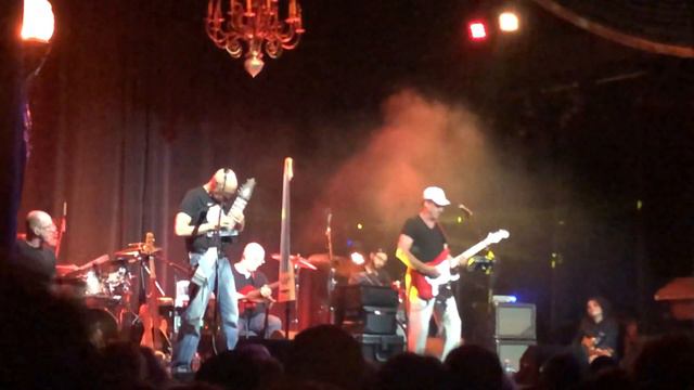 Three of A Perfect Pair - Tony Levin, Adrian Belew, Bearsville Theater смотреть онлайн