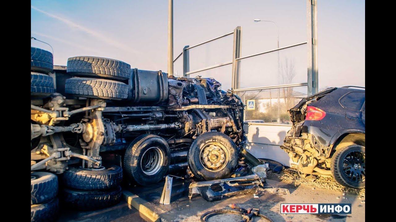 Ужасное ДТП в Керчи с участием самосвала и BMW смотреть онлайн