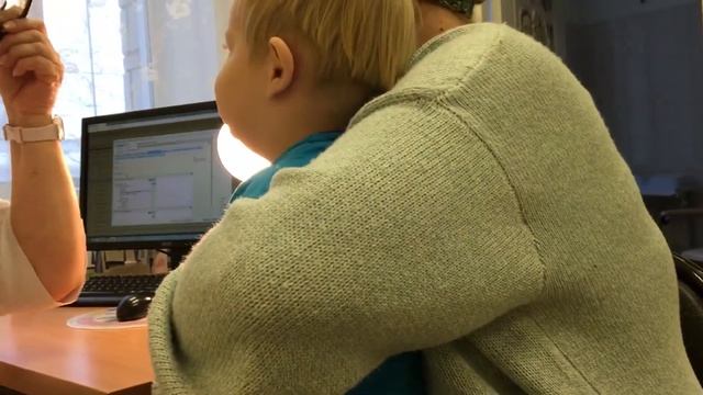 Как малышу в 1 год делают прививку от Кори паротита краснухи и как ребенок на приеме у врача Лора. смотреть онлайн