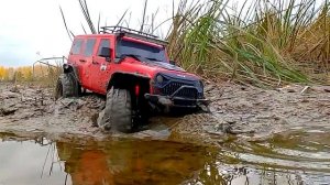 Радиоуправляемых машины гоняют по лужам и застряли в грязи