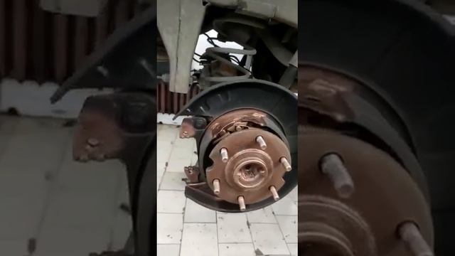 Mitsubishi Pajero Sport замена задних тормозных дисков и колодок. смотреть онлайн