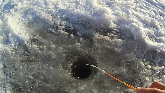 Зимняя рыбалка на реке Исеть СО ЛЬДА! Щука, окунь, судак на балансир, блесну, виб. Лещ плотва на мо смотреть онлайн