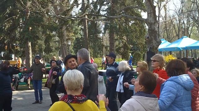 Танцы в Центральном парке Кишинева (У Татьяны, 09.04.2023, 4 эпизода) Эпизод 3 смотреть онлайн
