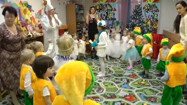 "Хоровод" (младшая группа). Детский центр "РУЧЕЁК" ( Новый год 2017) смотреть онлайн