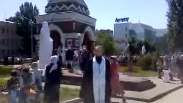 У часовни и памятника свт. Алексию. Крестный ход смотреть онлайн