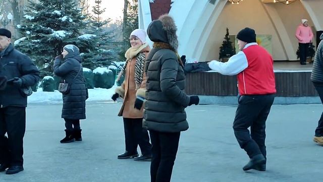 ШЛЁПАЛИ ШЛЁПКИ, МОИ ПЯТКИ!???/ТАНЦЫ В ПАРКЕ ГОРЬКОГО ХАРЬКОВ ФЕВРАЛЬ 2022 смотреть онлайн
