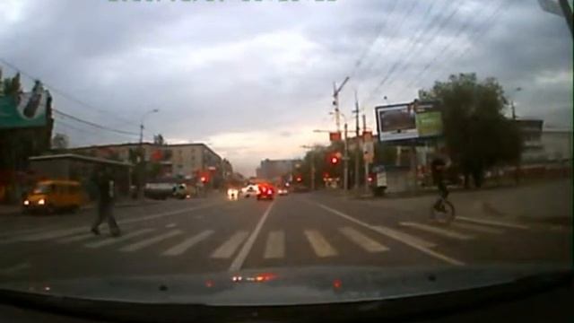 Пешеход в Волгограде на одном колесе смотреть онлайн