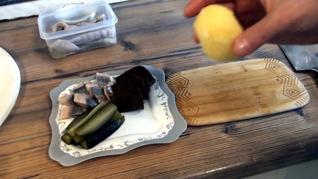 ЗАКУСКА ИЗ СЕЛЬДИ закуска из сельди,сельдь с картошкой,селедка рецепт,селедка с луком. смотреть онлайн