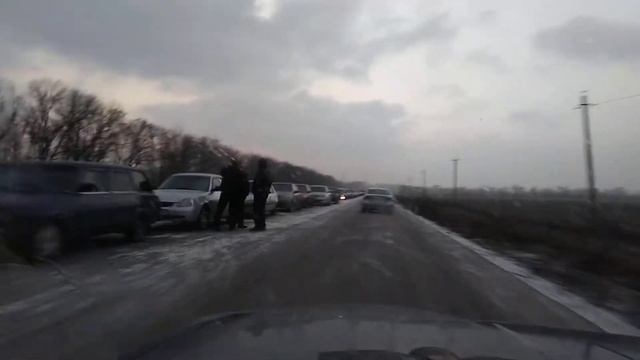 Очередь на блок посту Каргил(ДНР) в сторону Донецка 12 января(1) смотреть онлайн