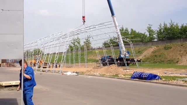 Установка каркаса ангара.