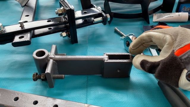 Сборка и установка сцепки, плуга, грунтозацепов на культиватор Husqvarna TF 338 смотреть онлайн