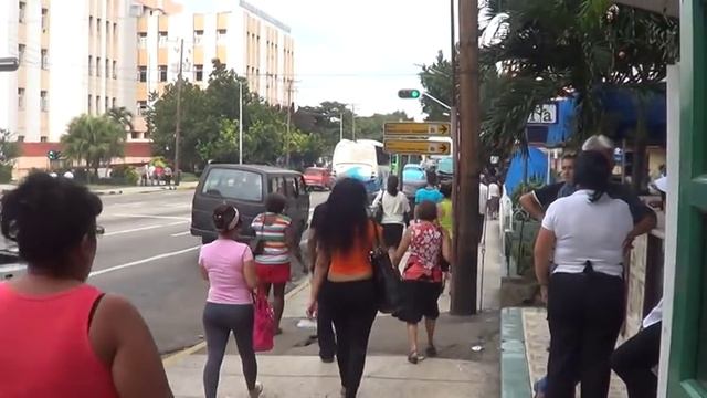 CUBA HABANA OLD CARS AND YOUNG GIRLS CALLE 23 COCHES Y CHICAS