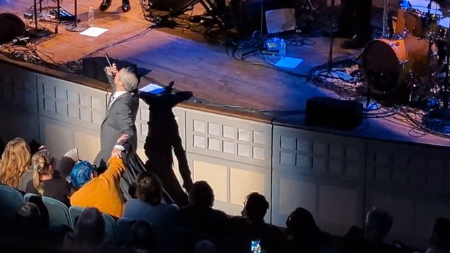 John Cameron Mitchell performing David Bowie's Look Back In Anger смотреть онлайн