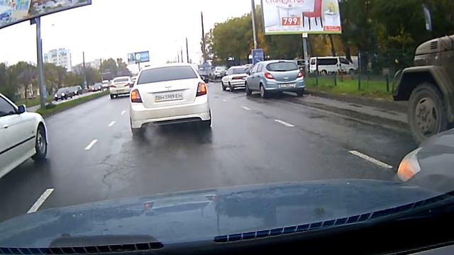 Включил поворот-обязан уступить