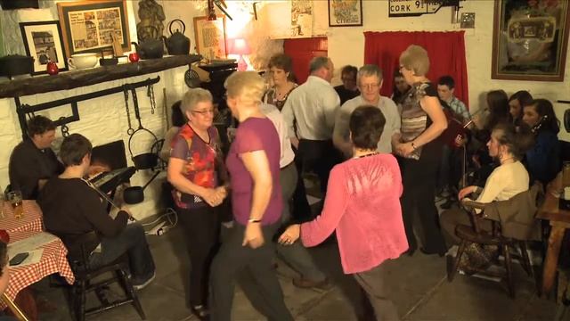 Mazurka Set Dance at the Thatch in Ballyshannon: Traditional Irish Music from LiveTrad.com смотреть онлайн