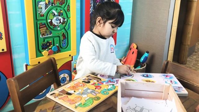 Jovie enjoys wooden animal puzzles !! Vehicle puzzles ! Learning journey for toddlers puzzles! смотреть онлайн