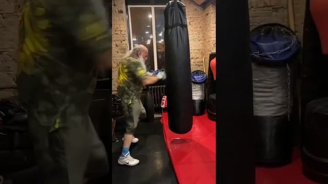 На седьмом десятки дети.. я забил на всё на свете.. кроме тех кто дорог мне и мил..) смотреть онлайн