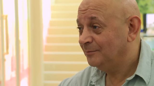 Ce russe piège chaque jour des centaines de touristes смотреть онлайн