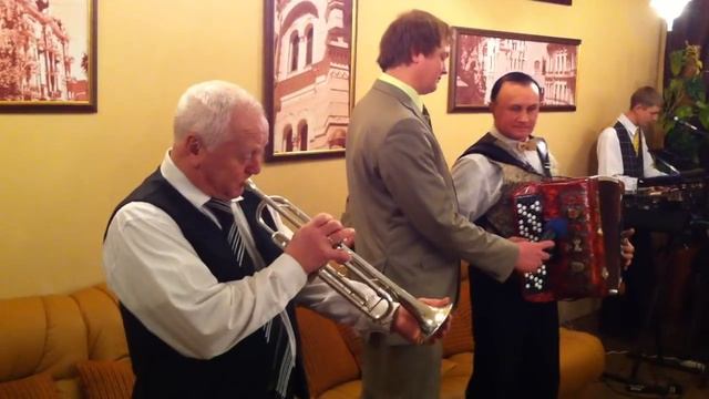 70-летний киевский музыкант играет Армстронга... смотреть онлайн