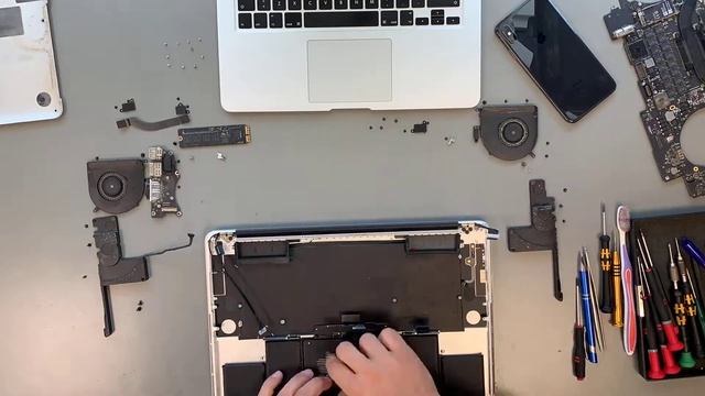 Top Case and Display replacement on MacBook Pro 15", Mid 2015 смотреть онлайн