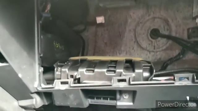 Mazda 3 BL разборка, снятие бардачка. смотреть онлайн