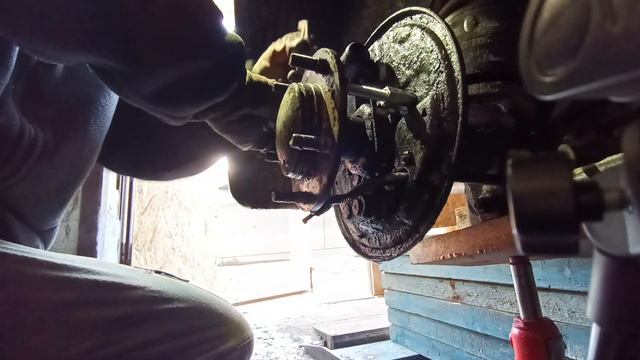 Снимаем полуось на ниве за 30 сек,без кувалды и без боли ... смотреть онлайн