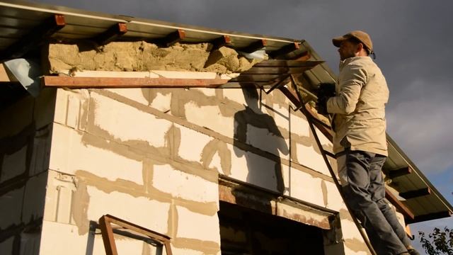 Строим современный курятник ч17. Подшиваем фронтонный свес. смотреть онлайн