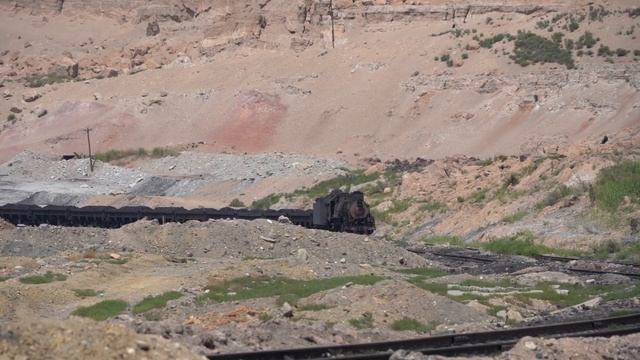 JS class 2-8-2 steam locomotive in Sandaoling, China смотреть онлайн