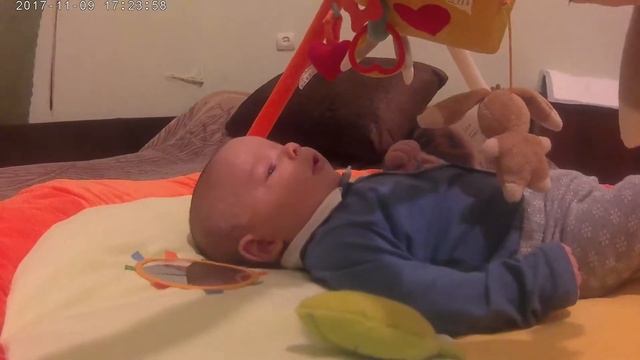 Малыш Макс сам играет в развивающем коврике смотреть онлайн