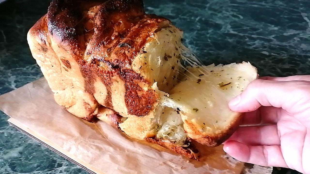Вкуснейший чесночный хлеб с сыром на закваске смотреть онлайн