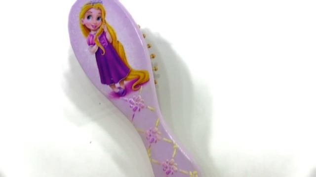Ириска как РАПУНЦЕЛЬ наряжается и делает макияж / Pretend Play Dress Up & Kids Make Up Toys смотреть онлайн