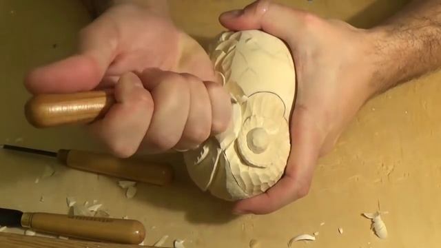 Резьба Совы на токарной заготовке из Лещины / Owl carving from hazel смотреть онлайн
