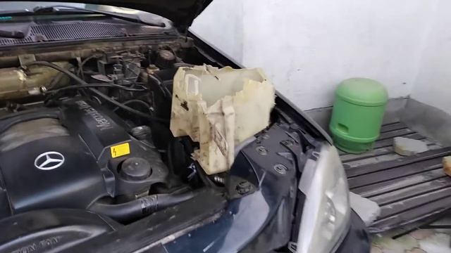 КАК ЗАМЕНИТЬ БАЧОК ОМЫВАТЕЛЯ ЛОБОВОГО СТЕКЛА Mercedes Benz W163  ML320