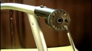 Ремонт поворотного колеса на детской коляске. Крепление вилки