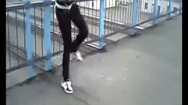 Девченка танцует Drum and Bass step! смотреть онлайн