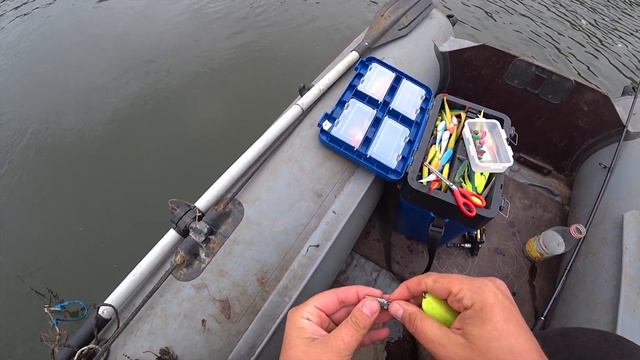 ПОПАЛ НА РАЗДАЧУ РЫБЫ В СКАЗОЧНОМ МЕСТЕ! Рыбалка на спиннинг осенью! Ловля судака и щуки! смотреть онлайн