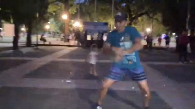 Santiago pasa coreo en la plaza de Hurlingham Con Calma de Daddy Yankee y así se bailó смотреть онлайн