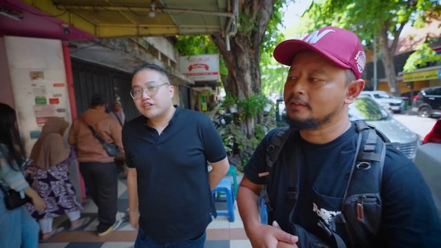 Back In Indonesia!! 🇮🇩 INDONESIAN STREET FOOD + World’s Best Fried Duck In Surabaya!!