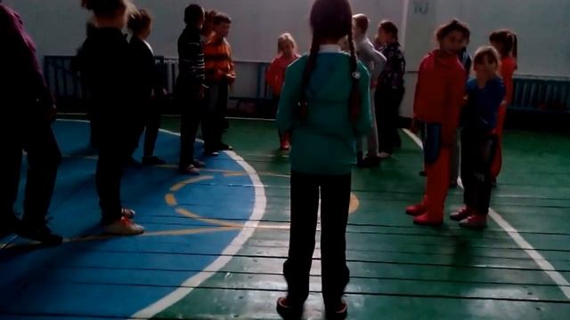 Третий лишний на уроке физкультуры в Гулянском НВК смотреть онлайн