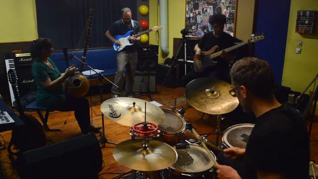 Mε γελάσαν τα πουλιά/ Amorgo quartet смотреть онлайн