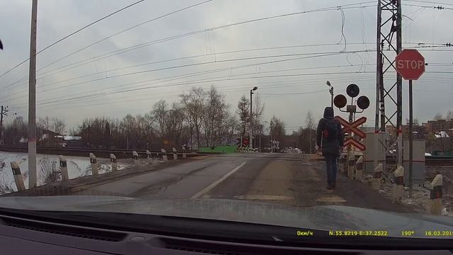 Пешеход в капюшоне и затычками в ушах на ЖД переезде смотреть онлайн