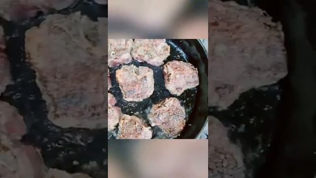 Готовим мясо во дворе для своей семьи на сковороде на открытом огне смотреть онлайн