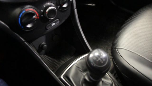 HYUNDAI SOLARIS 2015 г.(хендай солярис) приборная панель момент запуска двигателя.