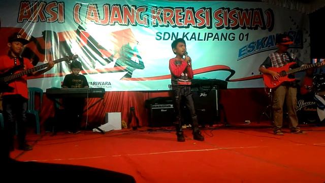 Kakak Arjuna tampil pegang gitar bass warna merah