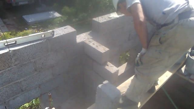 Баня из керамзитобетонных блоков с шиферной крышей и флюгером смотреть онлайн