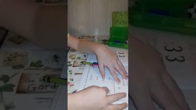 Очень прикольное видео. Ребенок делает уроки смотреть онлайн