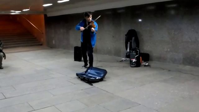 Крутой скрипач в московском метро Уличные таланты России смотреть онлайн