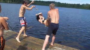 Искупали её