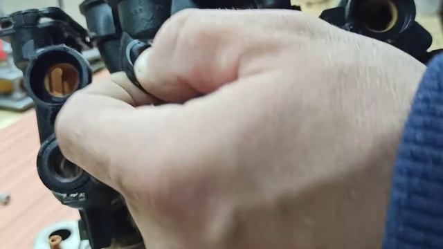 Снятия вторичного теплообменника с гидрогруппы газового котла для промывки. смотреть онлайн